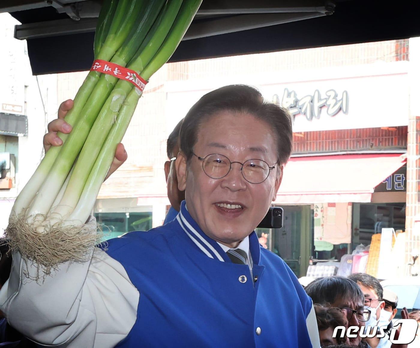 본문 이미지 - 이재명 더불어민주당 대표가 27일 오전 충북 제천시 동문시장을 찾아 시민들과 대화를 나누며 대파를 들어보이고 있다. 2024.3.27/뉴스1 DB ⓒ News1 ,송원영 기자