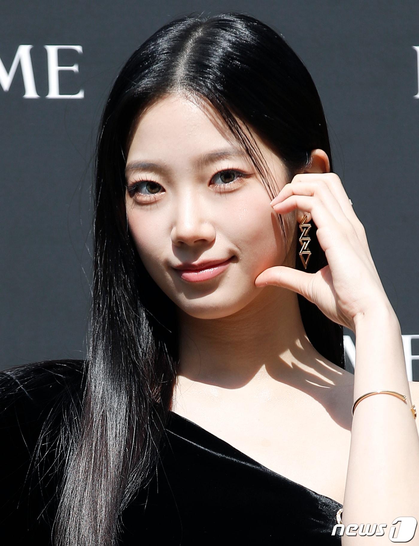 본문 이미지 - 르세라핌 카즈하가 앤팀 케이와 열애설 후 처음으로 공식석상에 모습을 드러냈다. ⓒ News1 권현진 기자