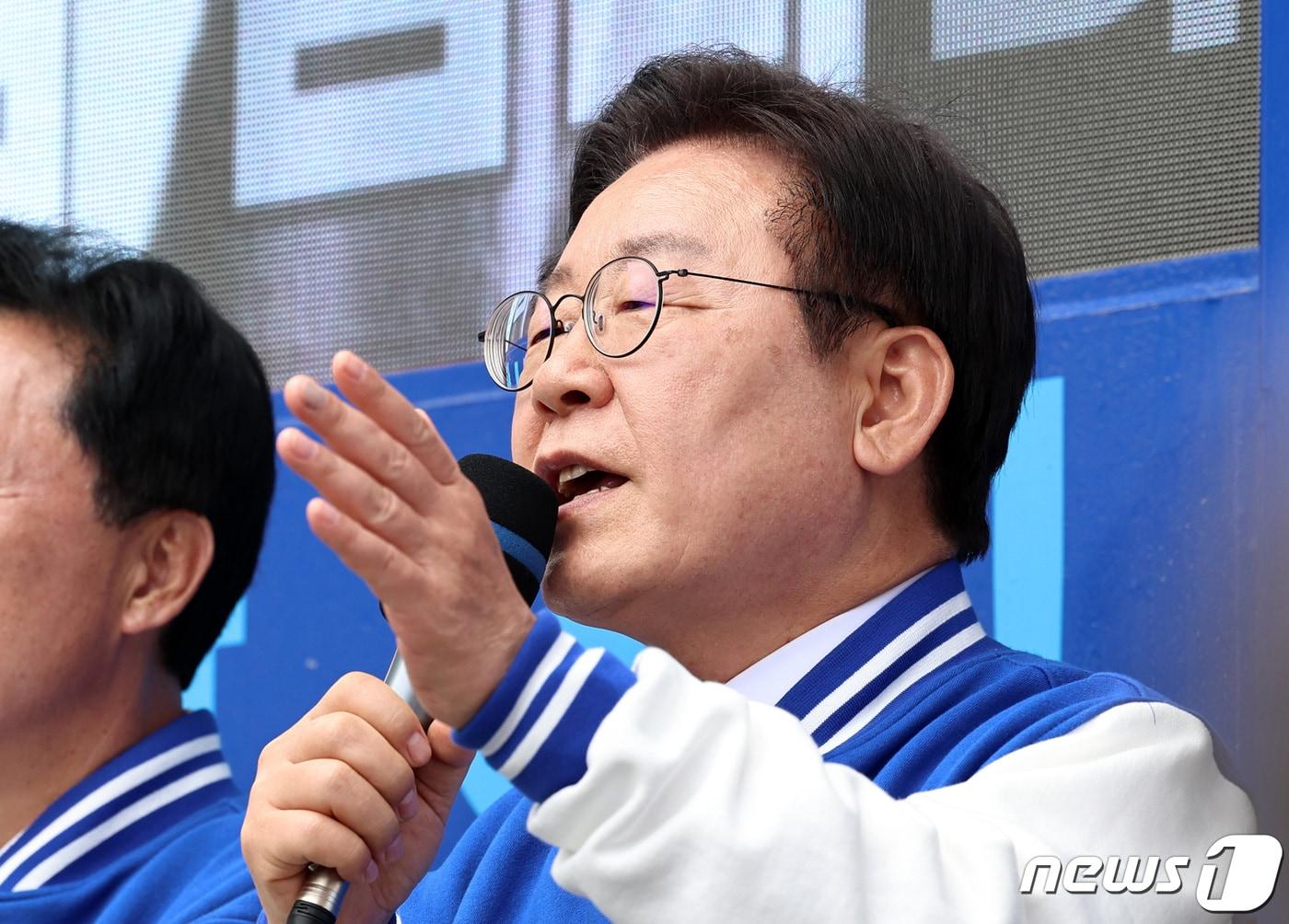 본문 이미지 - 이재명 더불어민주당 대표 겸 상임공동선대위원장이 5일 오후 충남 공주시 공주대학교 후문 삼거리에서 박수현(충남 공주‧부여‧청양) 후보 지원유세를 하고 있다. 2024.4.5/뉴스1 ⓒ News1 구윤성 기자