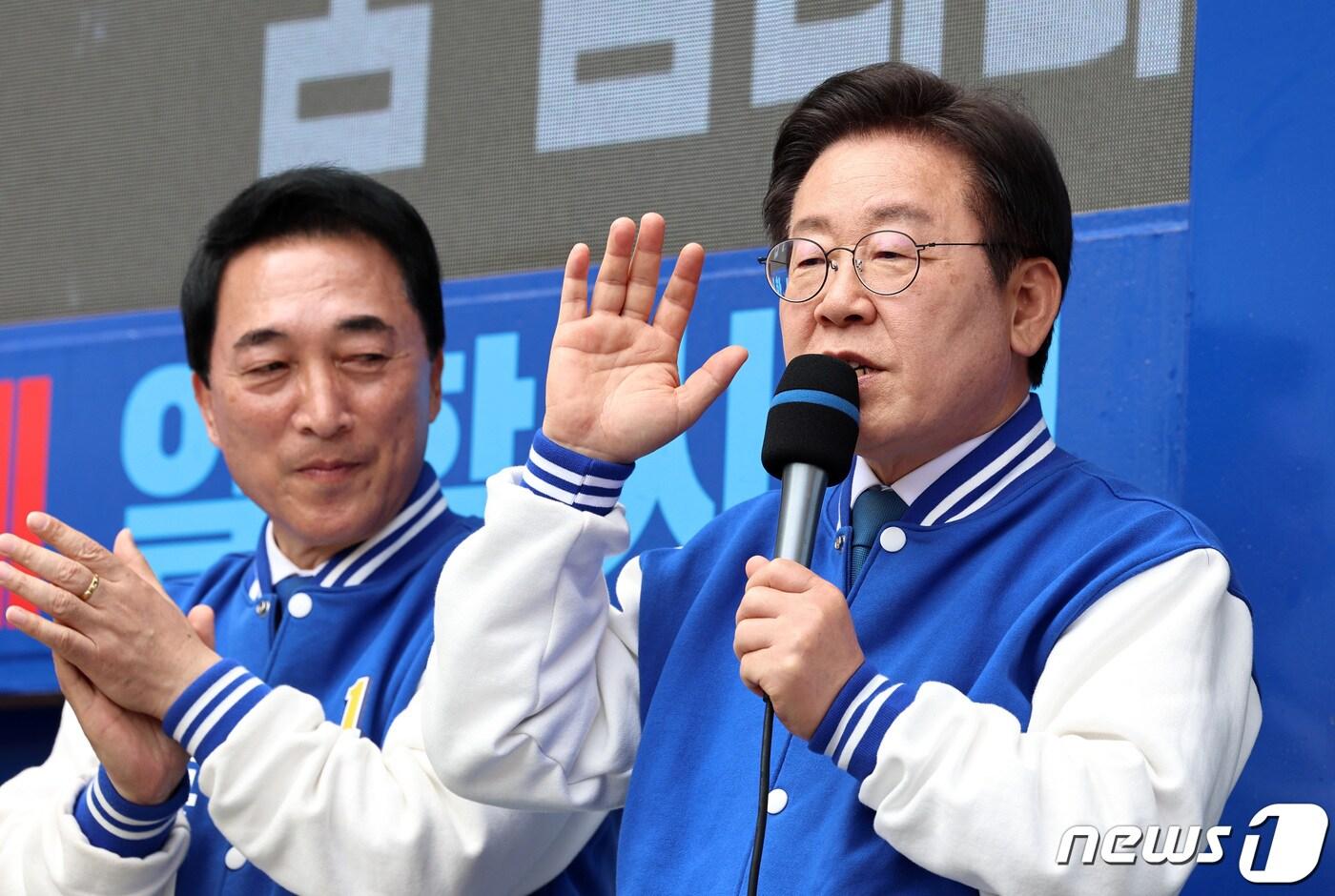 본문 이미지 - 이재명 더불어민주당 대표 겸 상임공동선대위원장이 5일 오후 충남 공주시 공주대학교 후문 삼거리에서 박수현(충남 공주‧부여‧청양) 후보 지원유세를 하고 있다. 2024.4.5/뉴스1 ⓒ News1 구윤성 기자