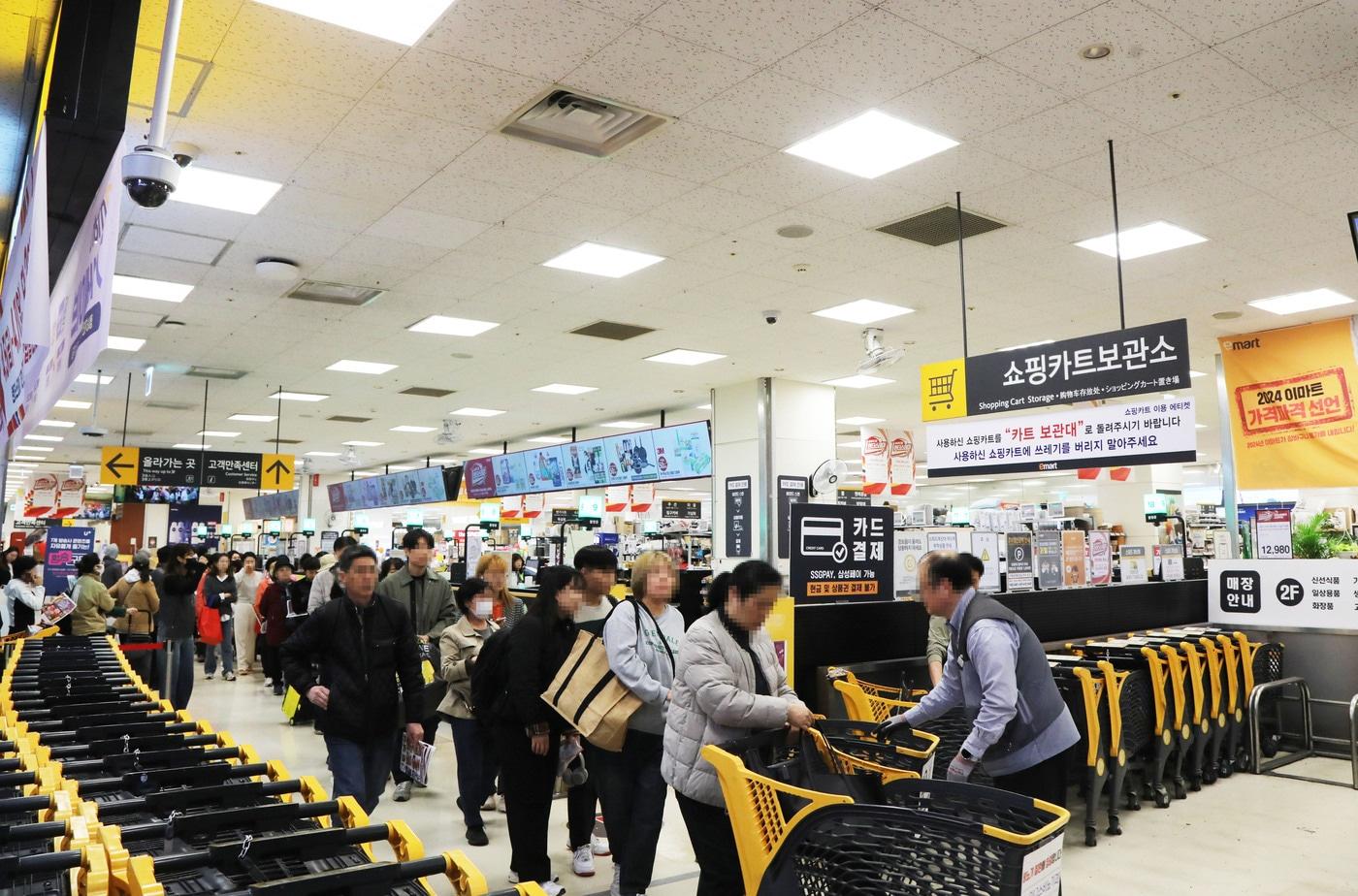 본문 이미지 - 5일 오전 서울 성동구 이마트 왕십리점에서 오픈 전 대기했던 고객들이 카트를 받아 매장 안으로 들어가고 있다.(이마트 제공). 