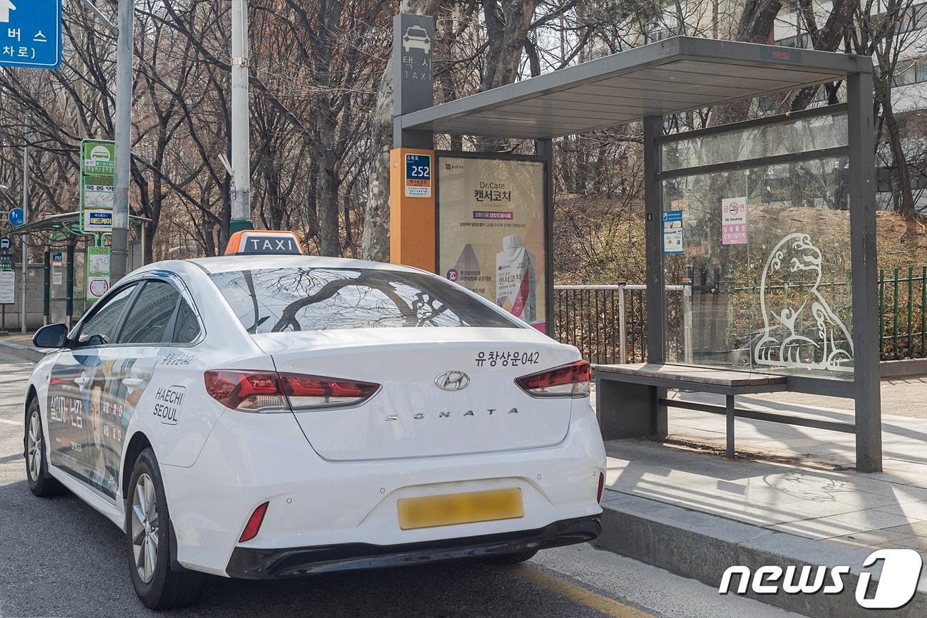 본문 이미지 - 금연 구역으로 지정된 양천구 택시 승강장. (양천구 제공)ⓒ 뉴스1