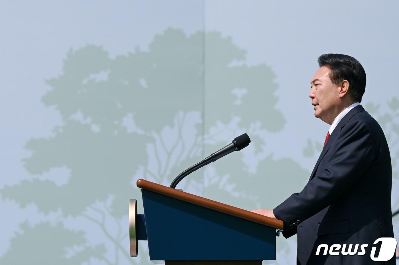 본문 이미지 - 윤석열 대통령이 5일 오후 부산 강서구 명지근린공원에서 열린 제79회 식목일 기념행사에 참석해 기념사를 하고 있다. (대통령실 제공) 2024.4.5/뉴스1 ⓒ News1 안은나 기자