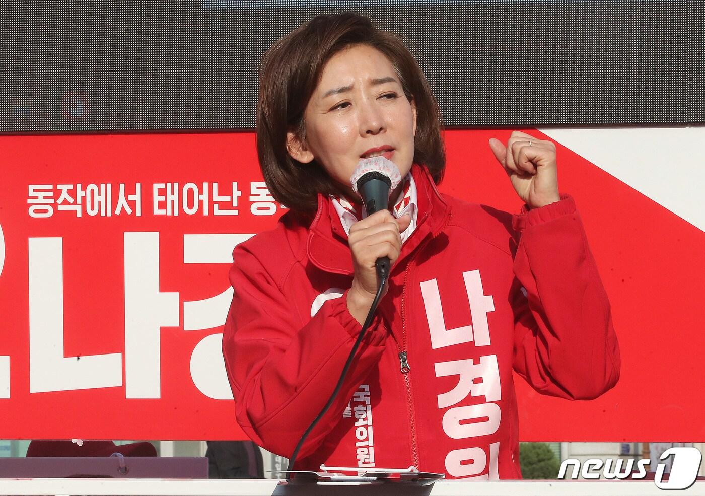 본문 이미지 - 나경원 국민의힘 동작을 후보가 제22대 국회의원선거(총선) 사전투표일인 5일 오후 서울 동작구 남성사계시장 앞에서 열린 ‘국민의힘으로 동작살리기' 지원유세에서 지지를 호소하고 있다. 2024.4.5/뉴스1 ⓒ News1 임세영 기자