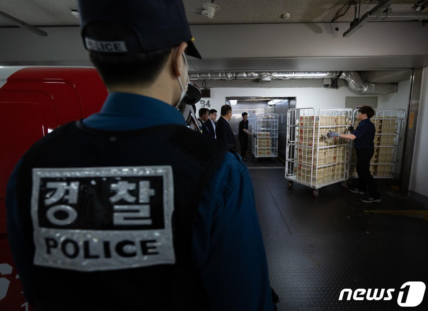 본문 이미지 - 제22대 국회의원선거 사전투표 첫 날인 5일 오후 서울 중구 서울중앙우체국에서 관계자들이 관외 투표용지를 옮기고 있다. 2024.4.5/뉴스1 ⓒ News1 이재명 기자