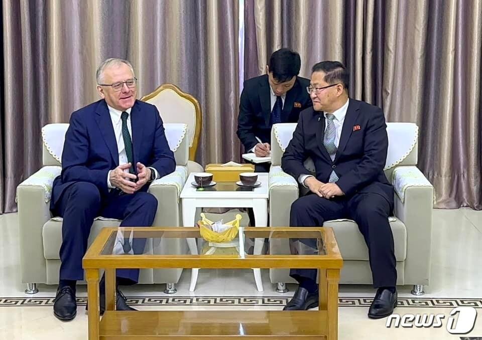 본문 이미지 - 주북 러시아대사관은 지난 6일 김승두 교육상이 러시아를 방문하기 전 알렉산드르 마체고라 주북 러시아 대사와 환담을 가졌다고 밝혔다.(주북 러시아 대사관 페이스북 갈무리)