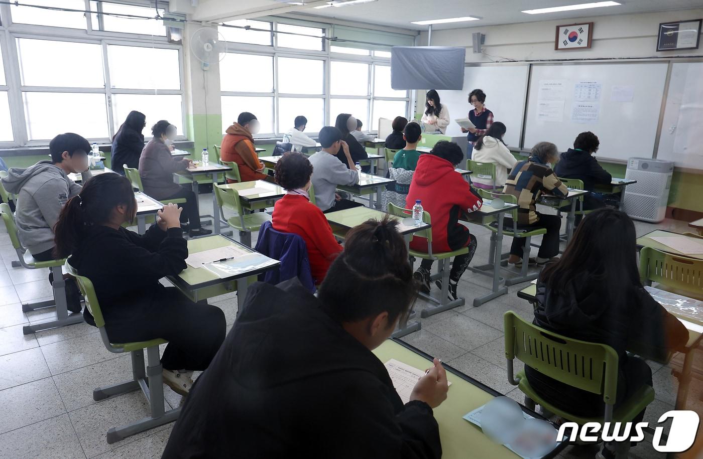 검정고시 응시생들이 시험 시작을 기다리고 있다. /뉴스1 ⓒ News1 박정호 기자
