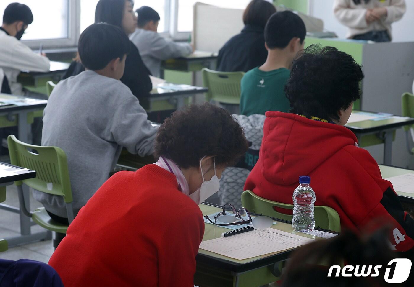 본문 이미지 - 6일 오전 서울 용산구 용강중학교에서 치러진 2024년도 제1회 초등학교 졸업학력 검정고시에서 응시생들이 시험 시작을 기다리고 있다. (자료사진). 2024.4.6/뉴스1 ⓒ News1 박정호 기자