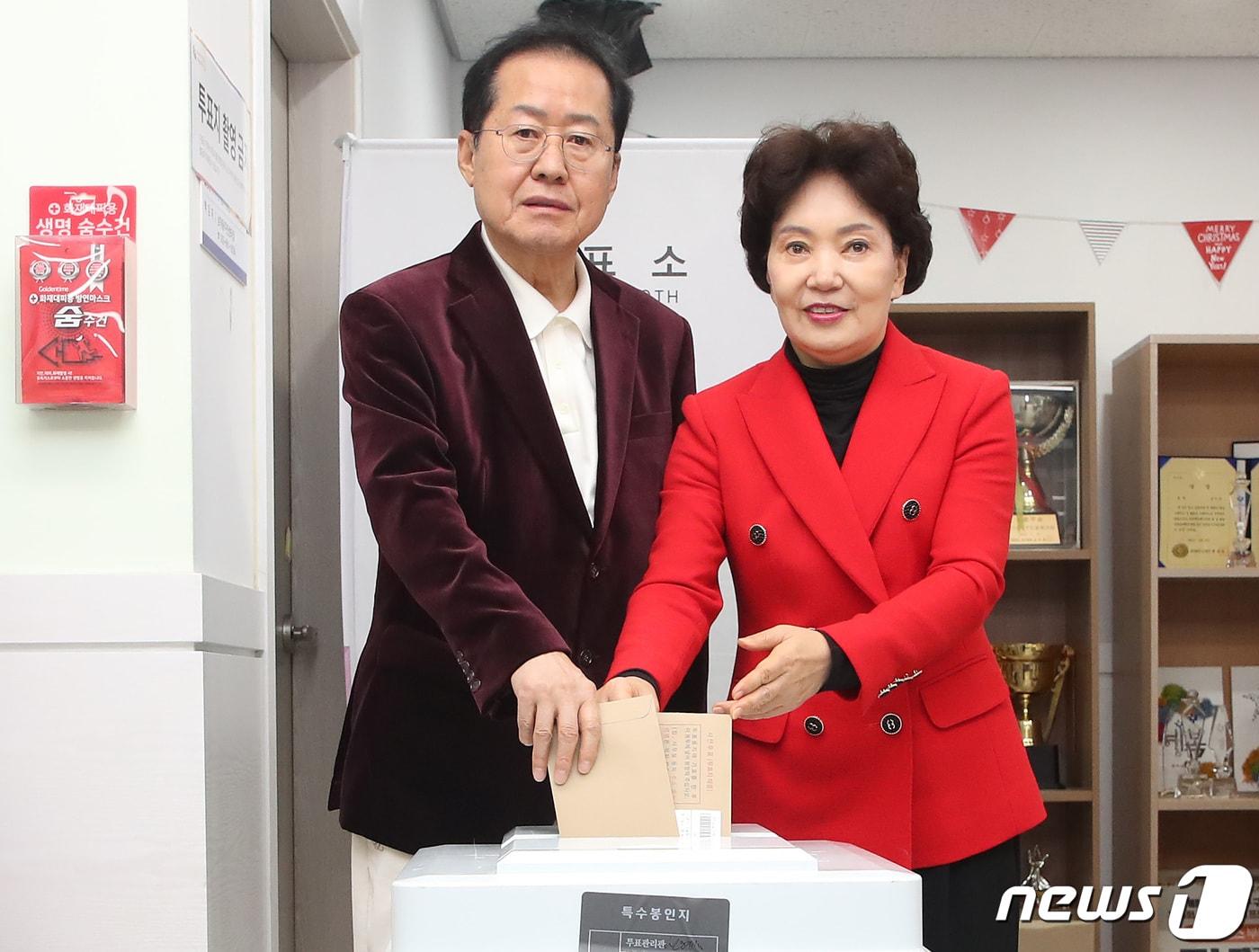 본문 이미지 - 2024년 4월 6일 홍준표 대구시장(왼쪽)이 부인 이순삼 여사와 함께 대구 중구 삼덕동 행정복지센터에 마련된 제22대 국회의원 선거 사전투표소에서 투표하던 모습. 2024.4.6 ⓒ 뉴스1 공정식 기자