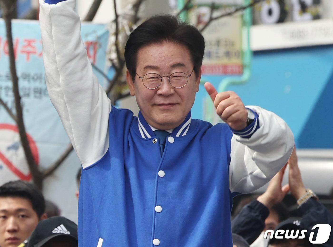 본문 이미지 - 이재명 더불어민주당 대표가 6일 서울 성동구 금남시장 인근에서 박성준 중구성동구을 후보 지지유세를 하고 있다. 2024.4.6/뉴스1 ⓒ News1 송원영 기자