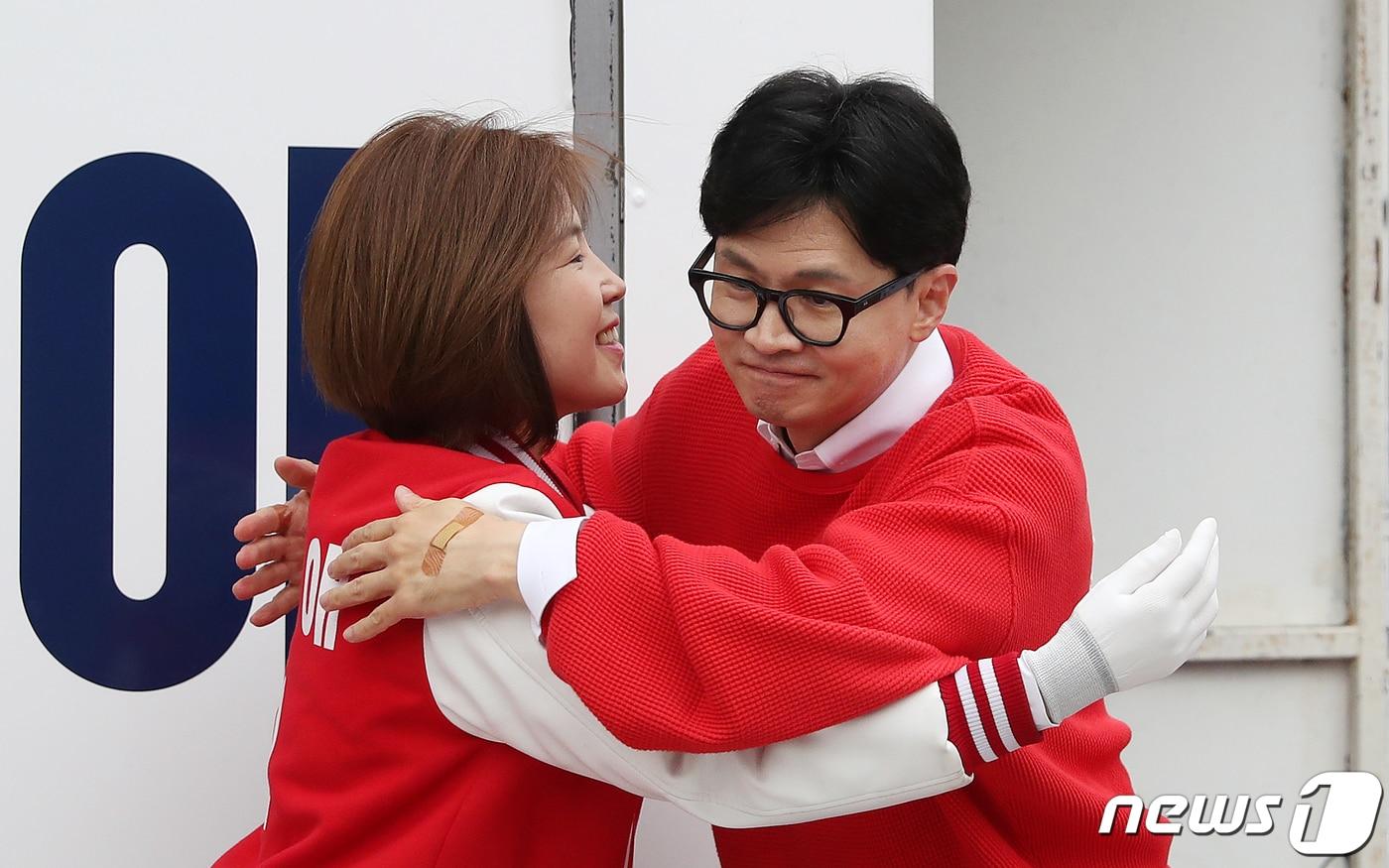 본문 이미지 - 한동훈 국민의힘 총괄선거대책위원장이 제22대 국회의원선거(총선) 사전투표 둘째 날인 6일 부산시 해운대구 반여1동 우체국 사거리에서 열린 '국민의힘으로 해운대살리기' 지원유세에서 김미애(부산 해운대구 을) 후보와 포옹하고 있다. 2024.4.6/뉴스1 ⓒ News1 이승배 기자