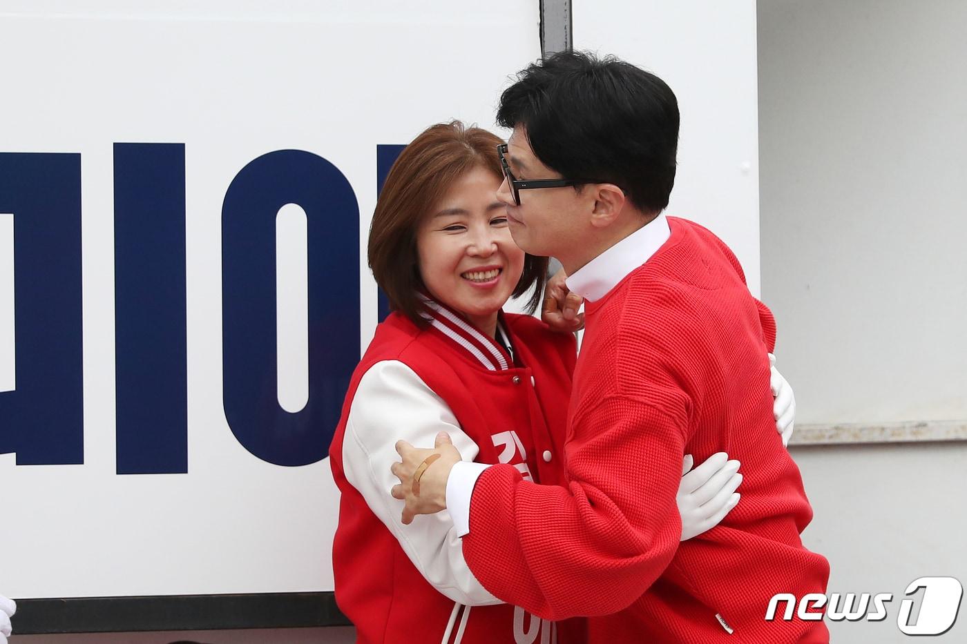 한동훈 국민의힘 총괄선거대책위원장이 제22대 국회의원선거(총선) 사전투표 둘째 날인 6일 부산시 해운대구 반여1동 우체국 사거리에서 열린 '국민의힘으로 해운대살리기' 지원유세에서 김미애(부산 해운대구 을) 후보와 포옹하고 있다. 2024.4.6/뉴스1 ⓒ News1 이승배 기자