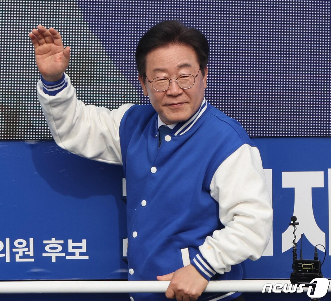 본문 이미지 - 이재명 더불어민주당 대표가 6일 경기 양평군 양평실내탁구장 인근에서 열린 최재관 경기여주양평 후보 지지 유세에 참석하고 있다. 2024.4.6/뉴스1 ⓒ News1 송원영 기자