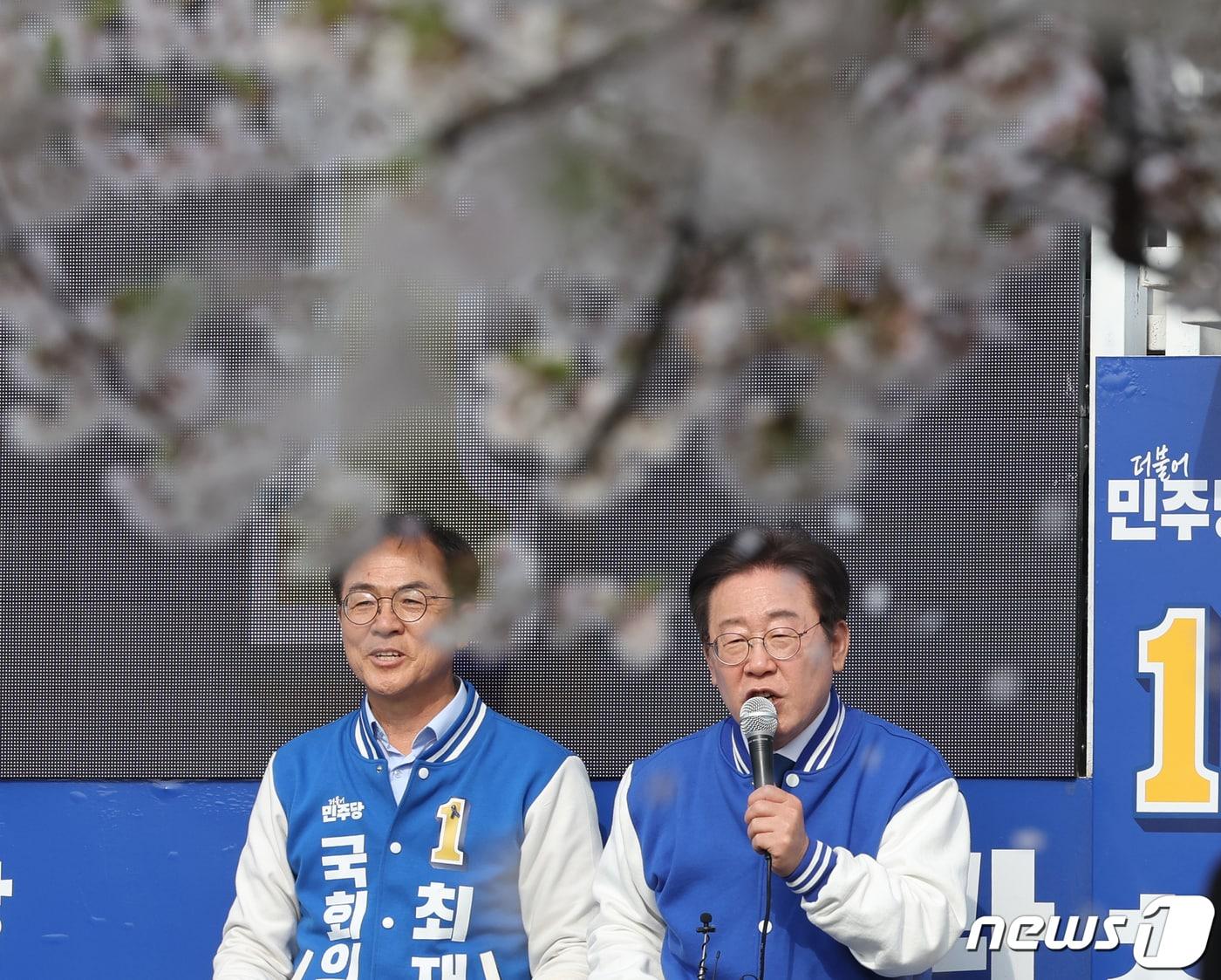 본문 이미지 - 이재명 더불어민주당 대표가 6일 경기 양평군 양평실내탁구장 인근에서 최재관 경기여주양평 후보 지지 유세를 하고 있다. /뉴스1 ⓒ News1 송원영 기자
