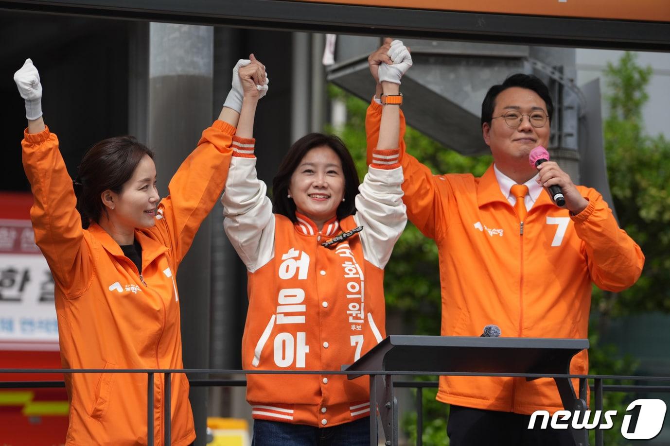 본문 이미지 - 허은아 영등포갑 후보가 서울 영등포구 영등포소방서 앞에서 지지를 호소하고 있다. (개혁신당 제공) 2024.4.6/뉴스1 ⓒ News1 송원영 기자