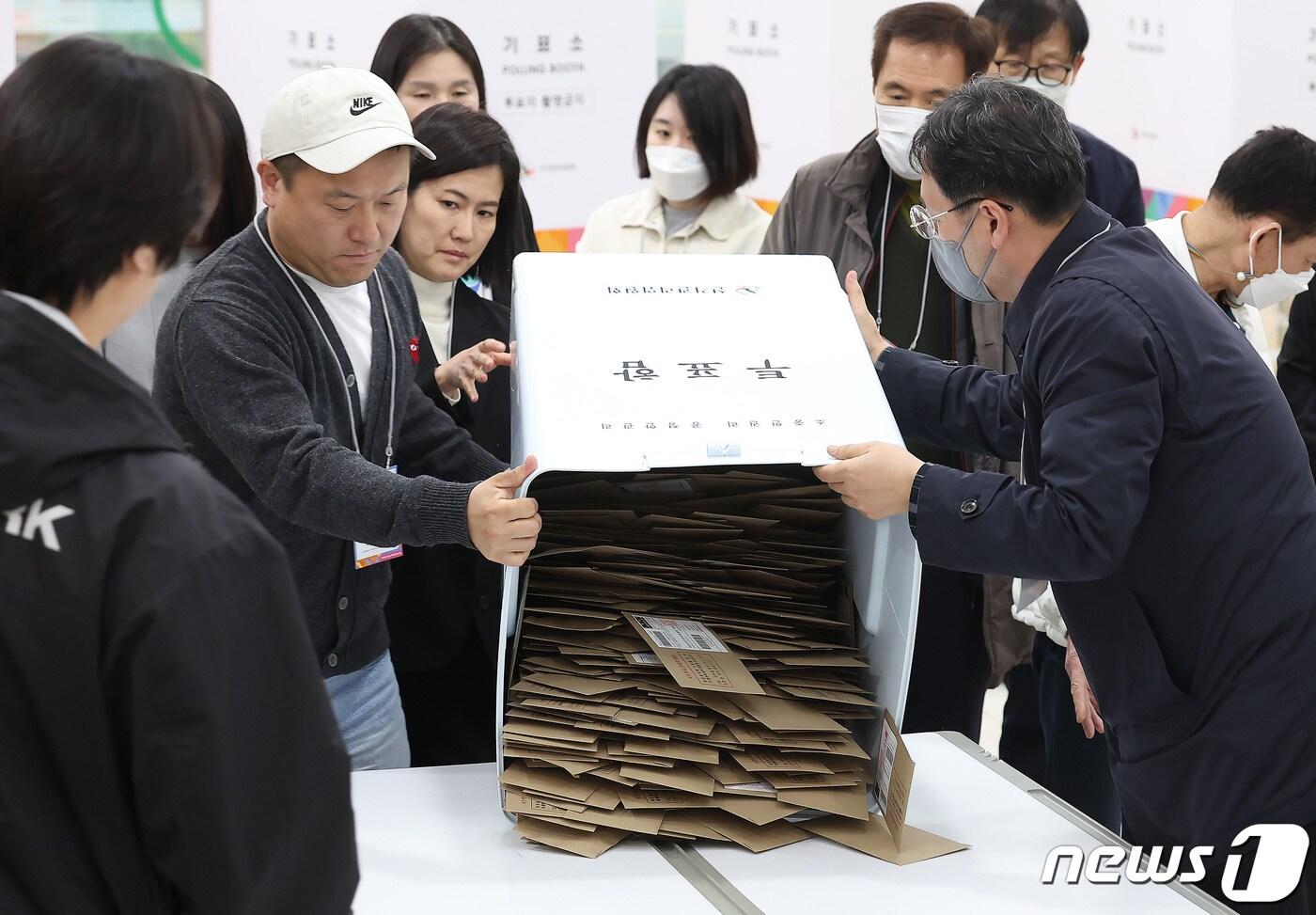 본문 이미지 - 제22대 국회의원 총선거 사전투표가 끝난 6일 오후 서울 서초구 내곡열린문화센터에 마련된 사전투표소에서 관계자들이 관외 투표용지가 들어있는 투표함을 개봉하고 있다. 이날 사전투표율은 최종 31.28%로 역대 최고를 기록했다. 2024.4.6/뉴스1 ⓒ News1 김민지 기자
