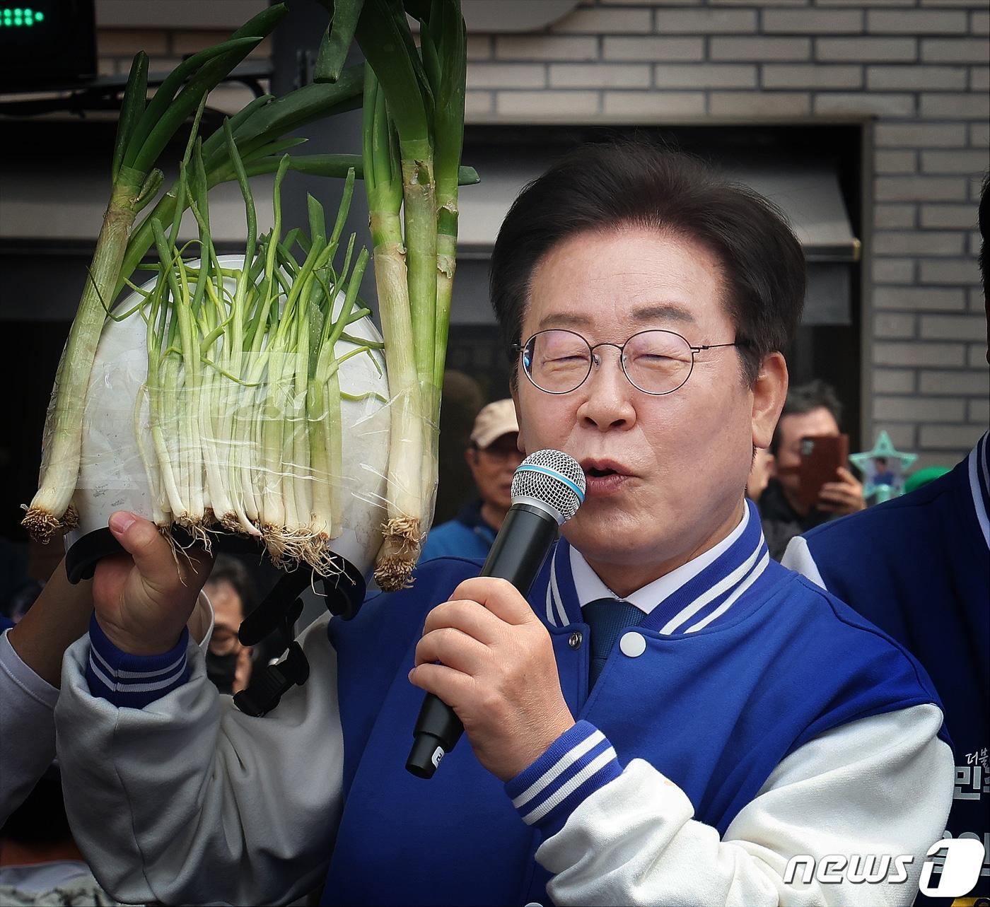 본문 이미지 - 이재명 더불어민주당 대표가 6일 경기 용인 수지구 펑덕천사거리 일대에서 열린 부승찬 용인시병 후보 지지유세에서 대파 헬멧을 들고 있다. 2024.4.6/뉴스1 ⓒ News1 송원영 기자