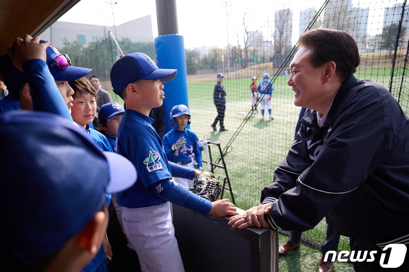 본문 이미지 - 윤석열 대통령이 6일 오후 용산어린이정원을 깜짝 방문해 초등학교 야구단을 격려하고 있다. (대통령실 제공) 2024.4.6/뉴스1 ⓒ News1 안은나 기자