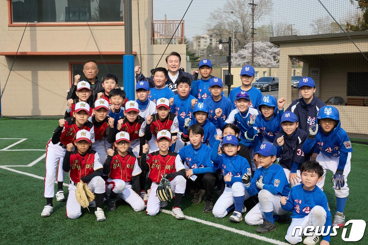 본문 이미지 - 윤석열 대통령이 6일 오후 용산어린이정원을 깜짝 방문해 초등학생들 리틀야구 시합을 참관한 뒤 기념 촬영하고 있다. (대통령실 제공) 2024.4.6/뉴스1 ⓒ News1 안은나 기자