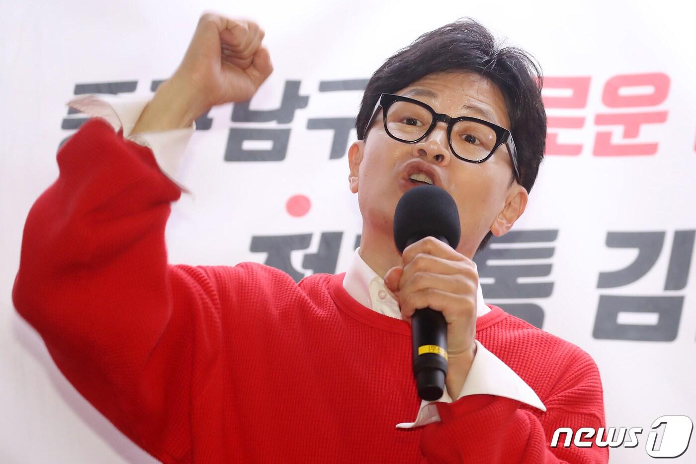 본문 이미지 - 한동훈 국민의힘 비상대책위원장이 6일 오후 대구 중구 동성로 찾아 지원유세를 펼치고 있다. 2024.4.6/뉴스1 ⓒ News1 공정식 기자