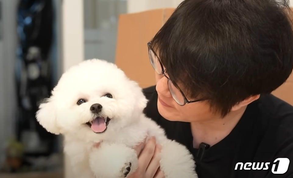 본문 이미지 - 비숑 프리제 강아지와 성시경(성시경 유튜브 갈무리) ⓒ 뉴스1