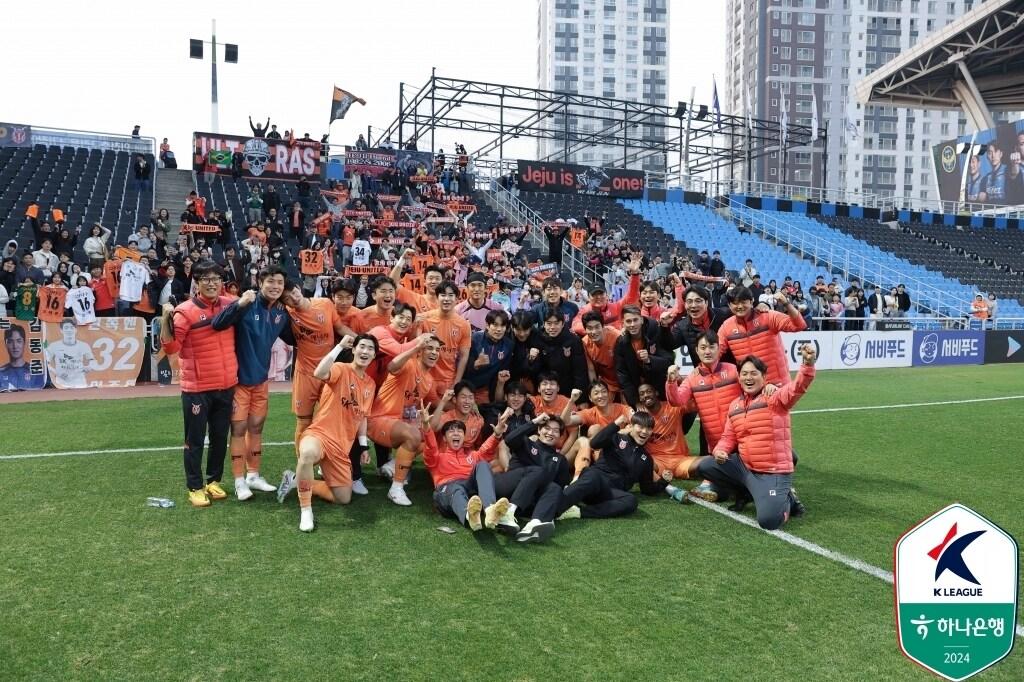 본문 이미지 - 4월 2연승의 신바람을 낸 제주 유나이티드(한국프로축구연맹 제공) 