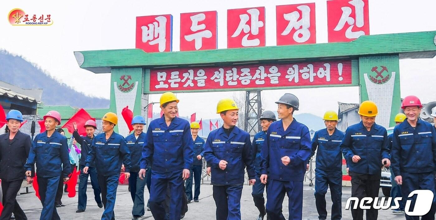 본문 이미지 - (평양 노동신문=뉴스1) = 북한 노동당 기관지 노동신문은 평안남도 덕천지구탄광연합기업소가 동발나무(갱목)조급되지 않자 직접 나무를 베어 동발나무를 만드는 등 '애국으로 단결된 힘'을 통해 지난해 같은 시기에 비해 석탄을 1.2배 생산했다고 7일 보도했다. [국내에서만 사용가능. 재배포 금지. DB 금지. For Use Only in the Republic of Korea. Redistribution Prohibited] rodongphoto@news1.kr