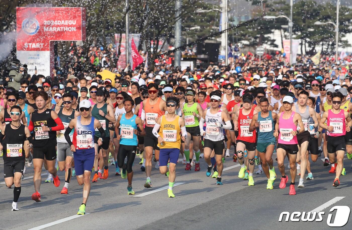 본문 이미지 - 7일 오전 대구 수성구 대구스타디움 일원에서 열린 '2024 대구마라톤대회' 참가자들이 힘차게 출발하고 있다. 2024.4.7/뉴스1 ⓒ News1 공정식 기자