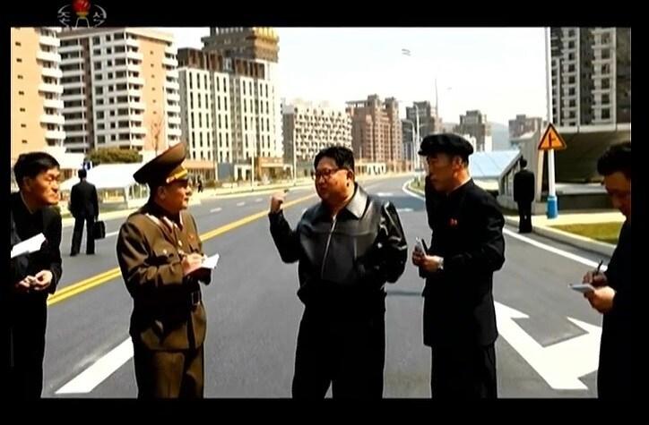 본문 이미지 - 지난 6일 북한 조선중앙TV에 보도된 김정은 노동당 총비서의 지난 5일 평양 화성지구 2단계 1만 세대 살림집 건설 현장 시찰. 이날 보도에는 방탄 기능을 가진 것으로 추정되는 검은 가방을 든 경호원들이 포착됐다.(조선중앙TV 갈무리)