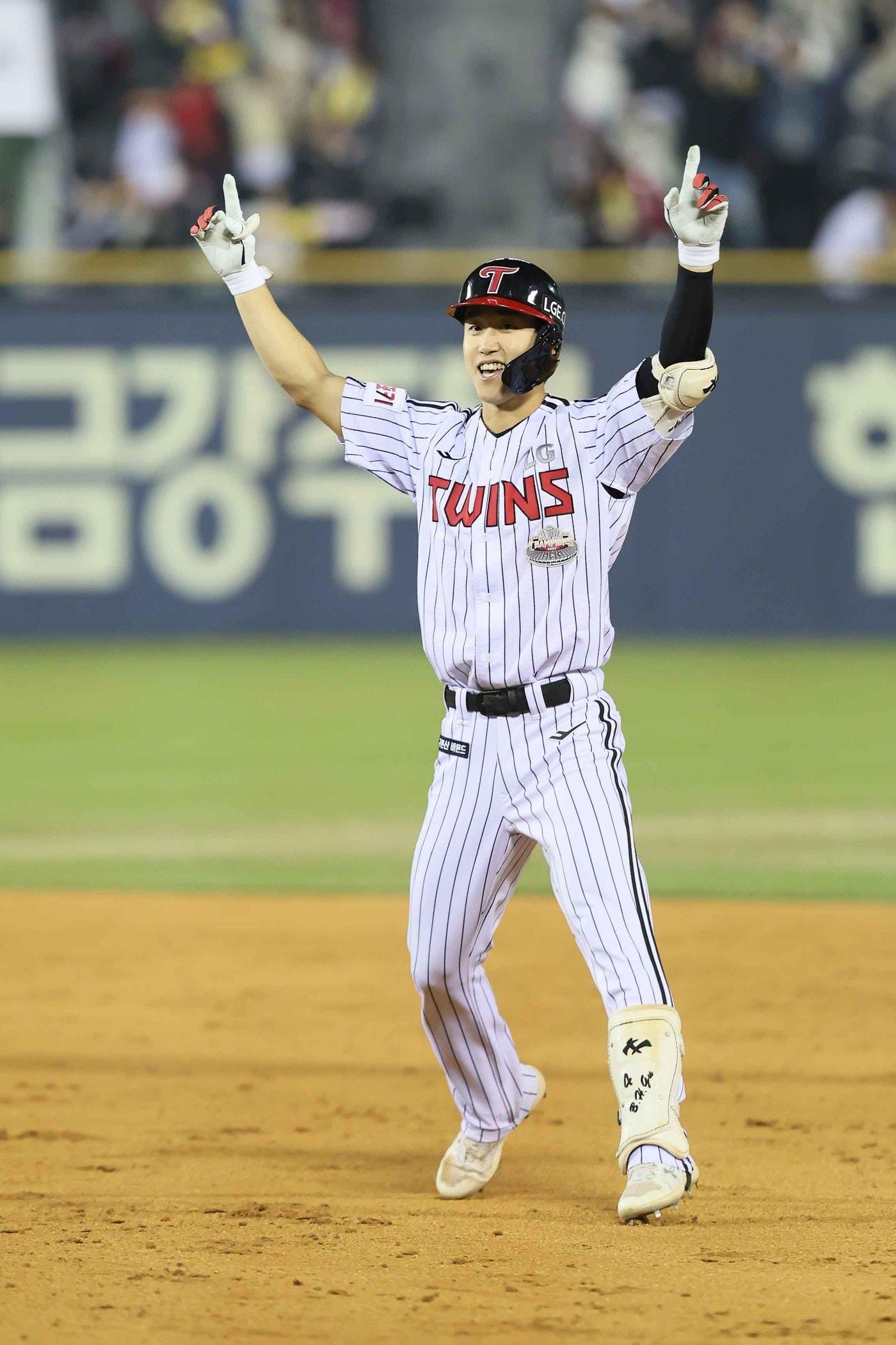 본문 이미지 - LG 트윈스 구본혁이 6일 서울 잠실구장에서 열린 2024 신한은행 SOL뱅크 KT 위즈전에서 9회말 끝내기 만루 홈런을 터뜨린 후 기뻐하고 있다. (LG 트윈스 제공)