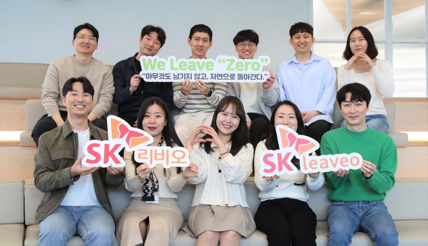 SKC의 생분해 소재사업 투자사 SK리비오 구성원들이 새로운 CI와 슬로건을 들어보이고 있다(SKC 제공). ⓒ 뉴스1
