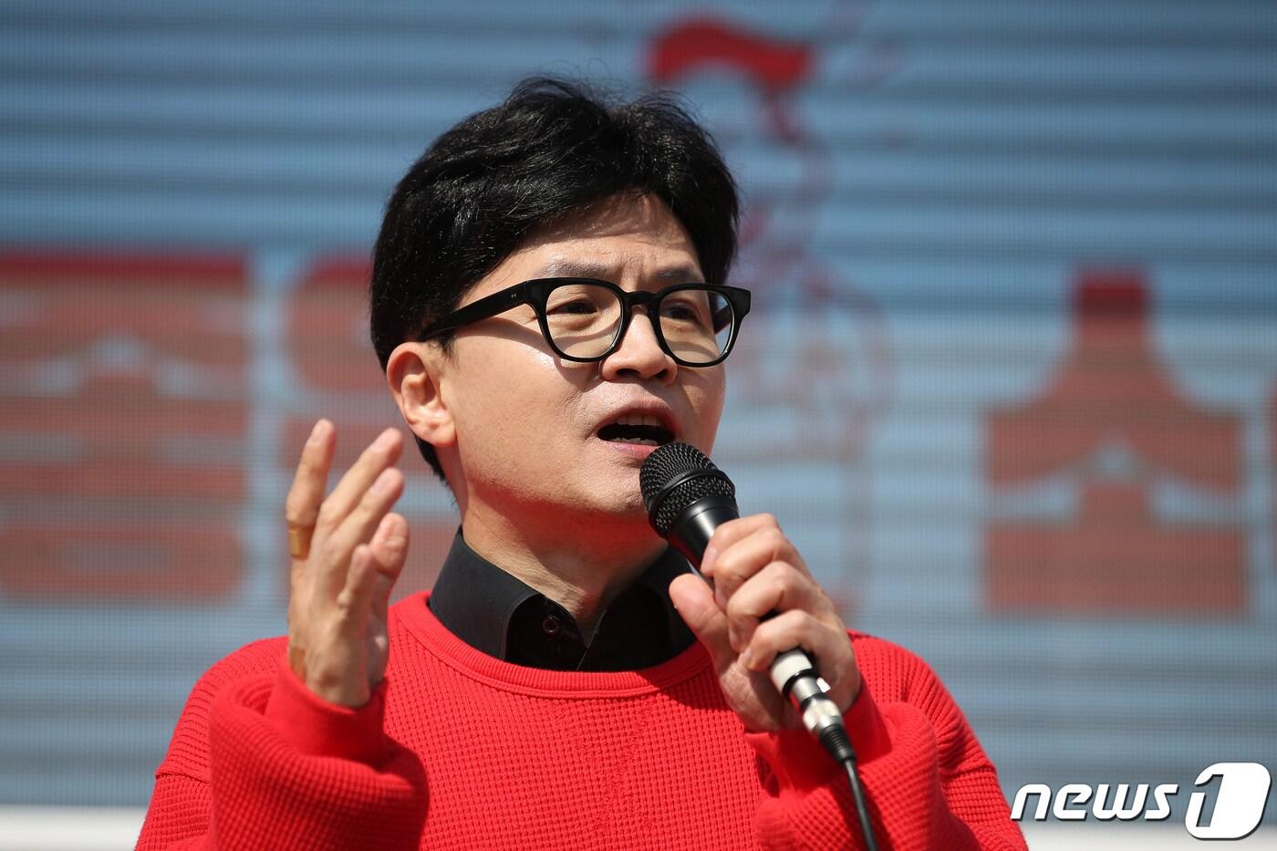 본문 이미지 - 한동훈 국민의힘 총괄선거대책위원장이 7일 대전시 유성구 노은역 광장에서 열린 ‘국민의힘으로 대전살리기' 지원유세에서 대전시 후보들의 지지를 호소하고 있다. 2024.4.7/뉴스1 ⓒ News1 이승배 기자