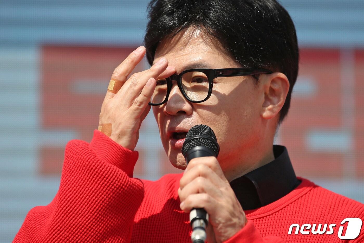 본문 이미지 - 한동훈 국민의힘 총괄선거대책위원장이 7일 대전시 유성구 노은역 광장에서 열린 ‘국민의힘으로 대전살리기' 지원유세에서 대전시 후보들의 지지를 호소하고 있다. 2024.4.7/뉴스1 ⓒ News1 이승배 기자