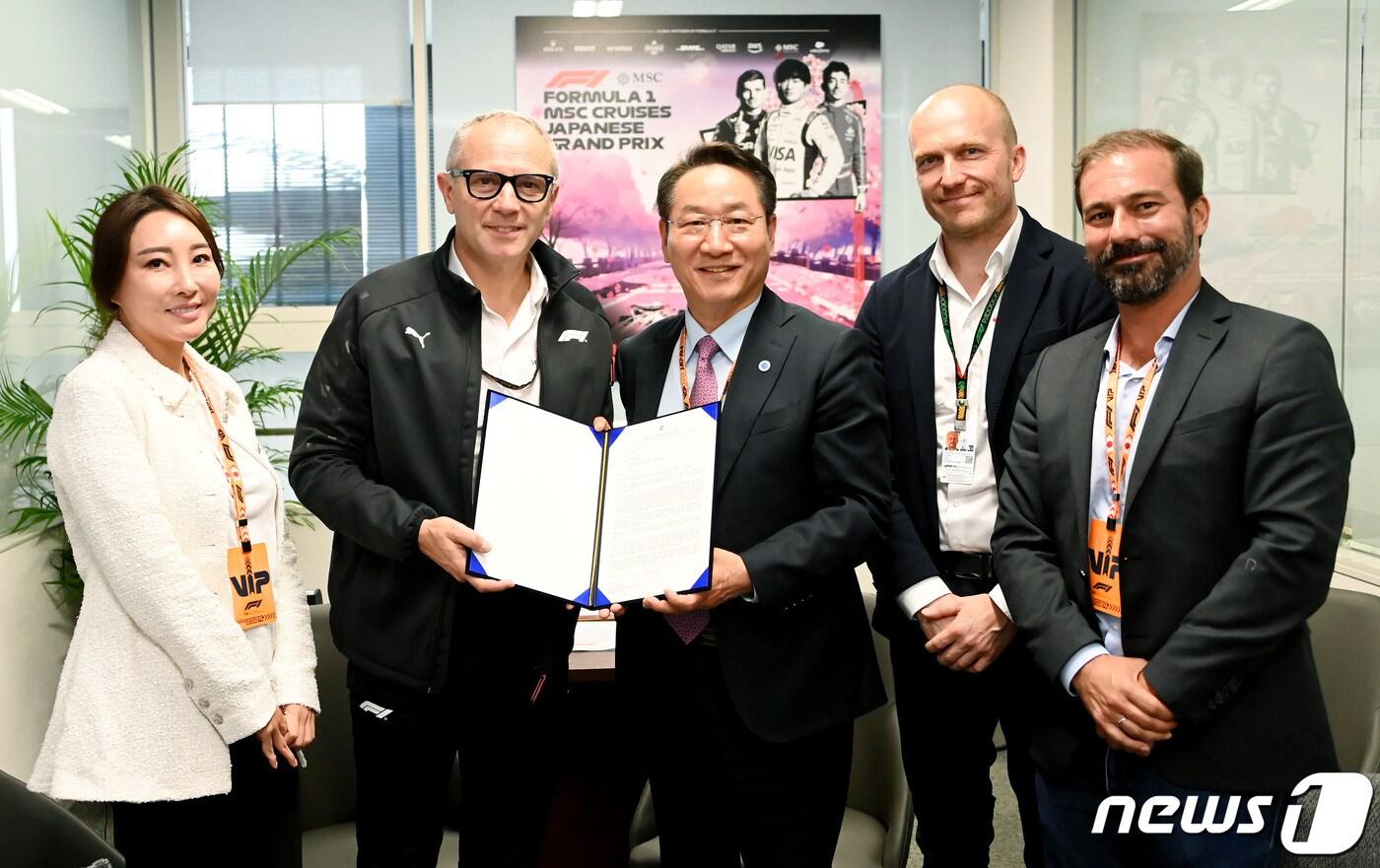 유정복 인천시장이 지난 6일 스즈카 그랑프리에 참석 중인 포뮬라 원 그룹(Formula One Group)의 스테파노 도미니칼리 CEO 등 F1 책임자 등을 만나 F1 인천 그랑프리 개최 의향서를 전달하고 있다.(인천시 제공)