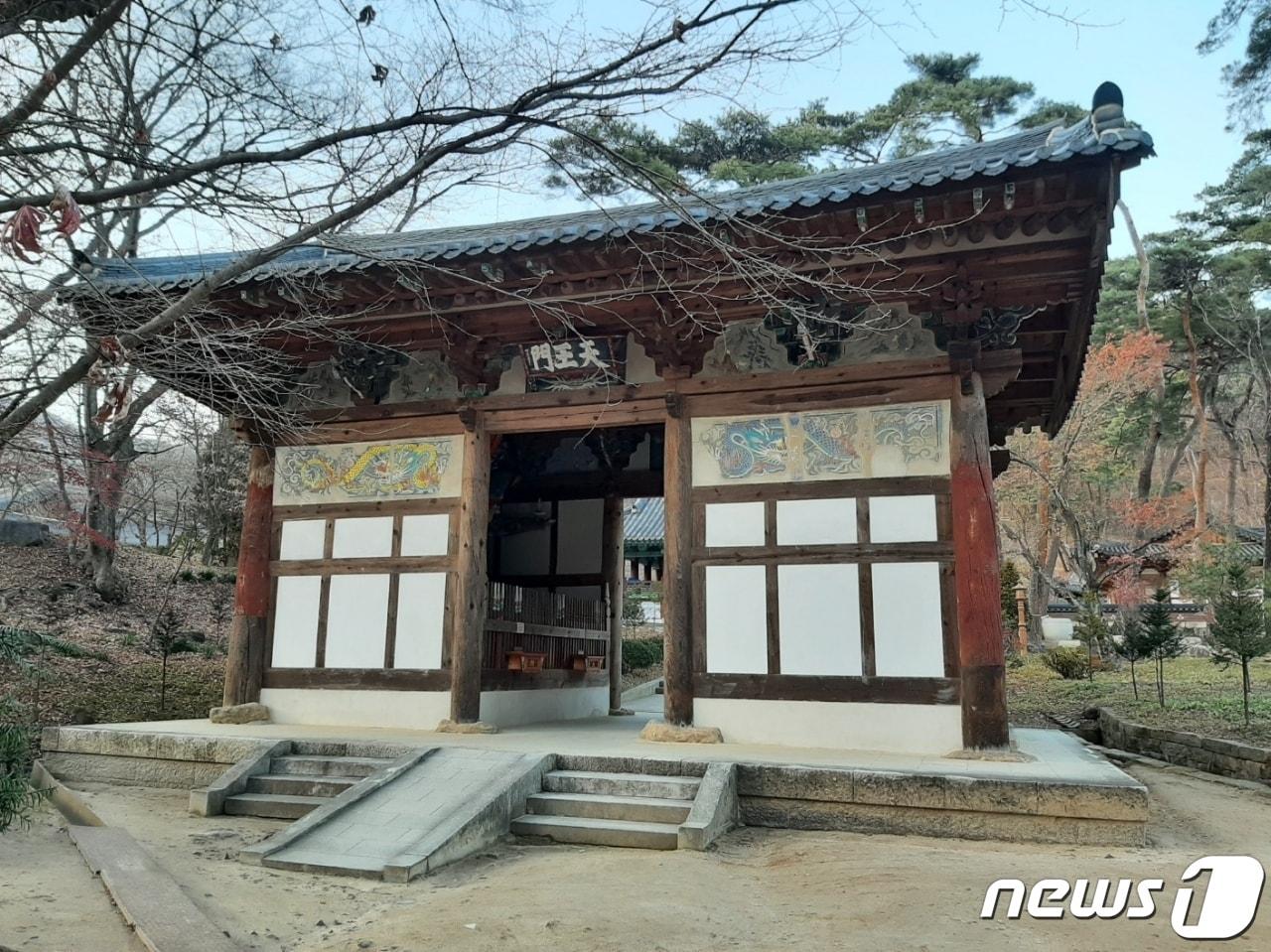본문 이미지 - 보물로 지정된 직지사 천왕문(김천시 제공) 2024.4.7/뉴스1