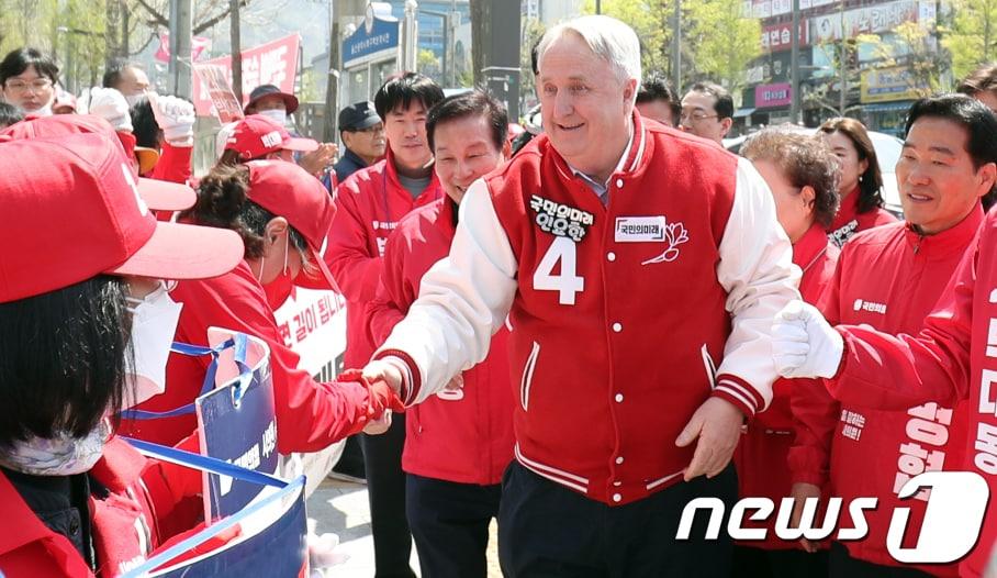 본문 이미지 - 인요한 국민의미래 선거대책위원장이 7일 울산 북구 화봉시장 일대에서 박대동 국민의힘 북구 국회의원 후보와 함께 유세를 하고 있다. 2024.4.7/뉴스1 ⓒ News1 조민주 기자