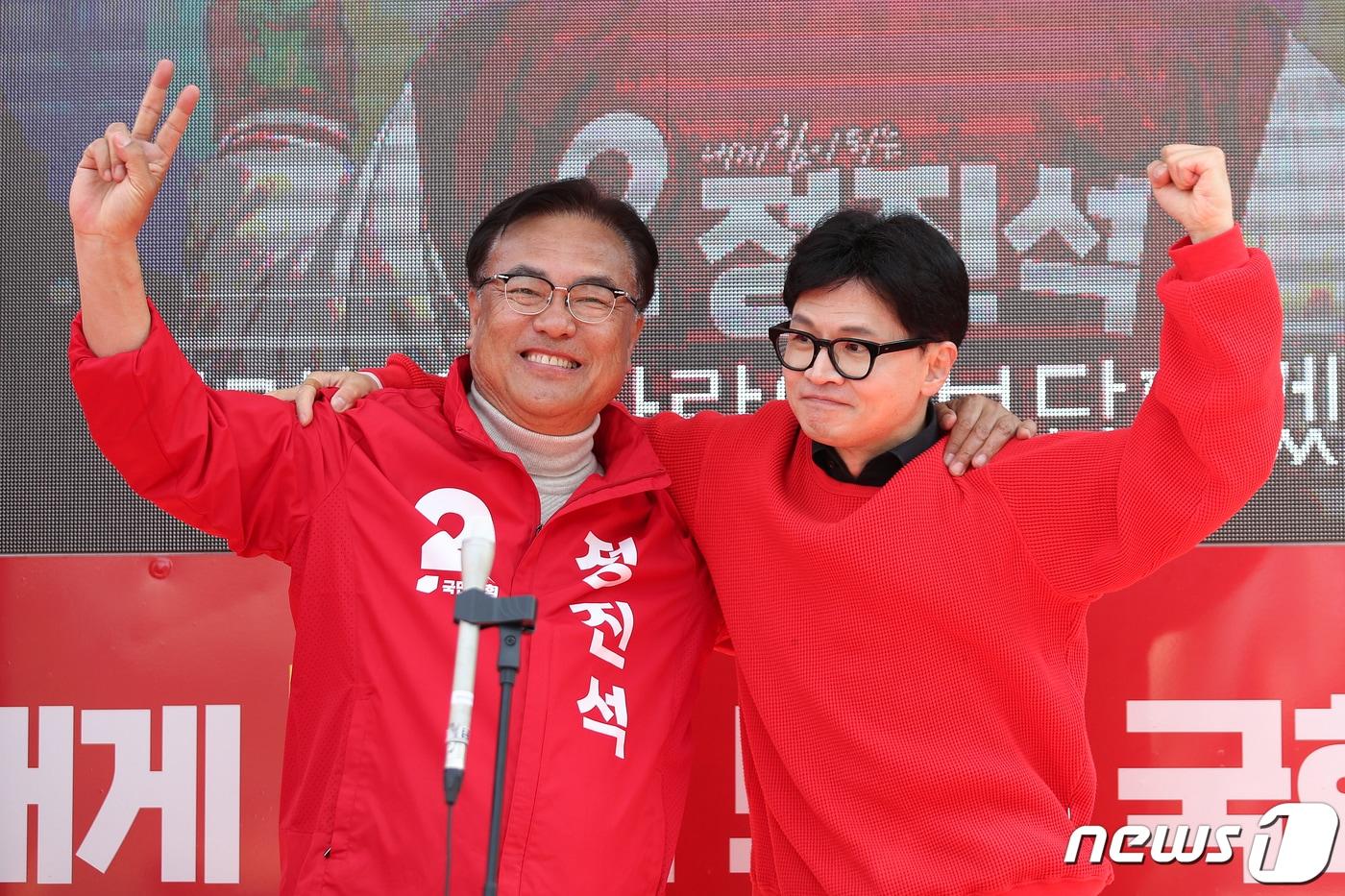 한동훈 국민의힘 총괄선거대책위원장이 7일 충남 공주시 공주대 대학로에서 열린 ‘국민의힘으로 공주 부여 청양살리기’ 지원유세에서 정진석(충남 공주시부여군청양군) 후보에 대한 지지를 호소하고 있다. 2024.4.7/뉴스1 ⓒ News1 이승배 기자