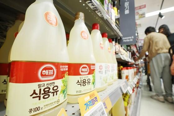 본문 이미지 - 서울의 한 대형마트에서 식용유가 판매되고 있다. 2024.4.7 ⓒ 뉴스1 민경석 기자