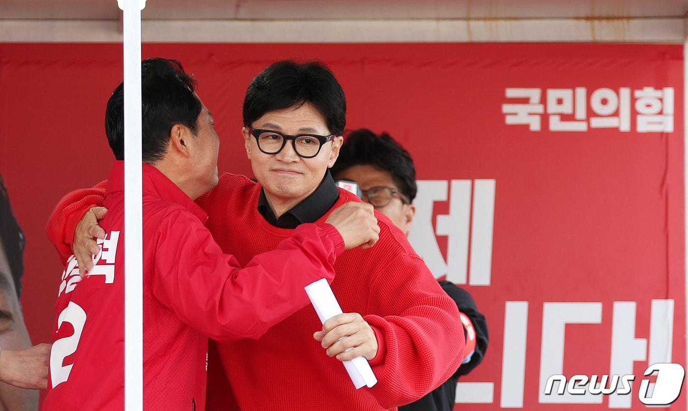 본문 이미지 - 한동훈 국민의힘 총괄선거대책위원장이 7일 충남 서천군 서천특화시장에서 열린 ‘국민의힘으로 보령 서천살리기’ 지원유세에서 장동혁(충남 보령시서천군) 후보와 포옹하고 있다. 2024.4.7/뉴스1 ⓒ News1 이승배 기자