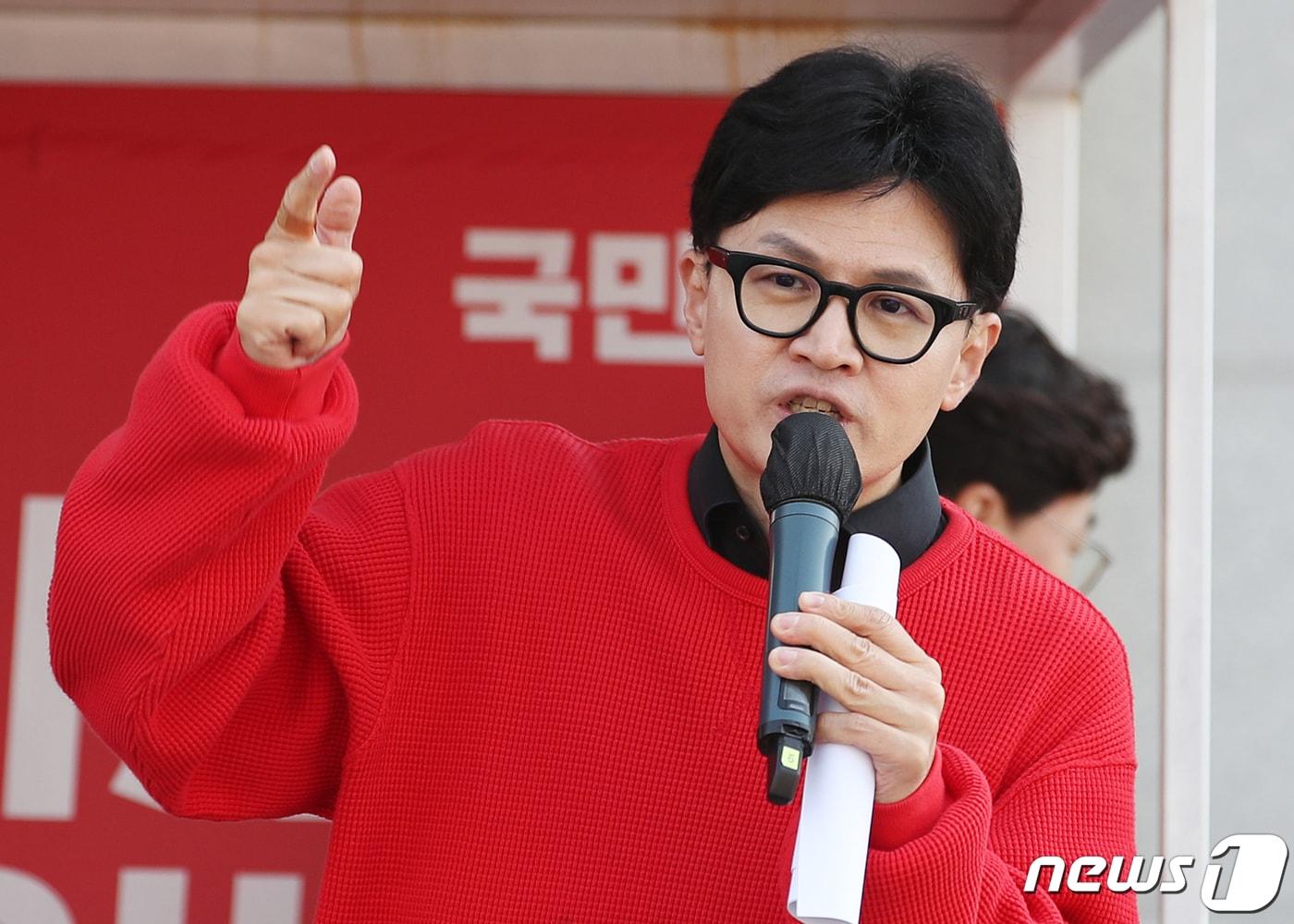본문 이미지 - 한동훈 국민의힘 총괄선거대책위원장이 7일 충남 서천군 서천특화시장에서 열린 ‘국민의힘으로 보령 서천살리기’ 지원유세에서 장동혁(충남 보령시서천군) 후보에 대한 지지를 호소하고 있다. 2024.4.7/뉴스1 ⓒ News1 이승배 기자