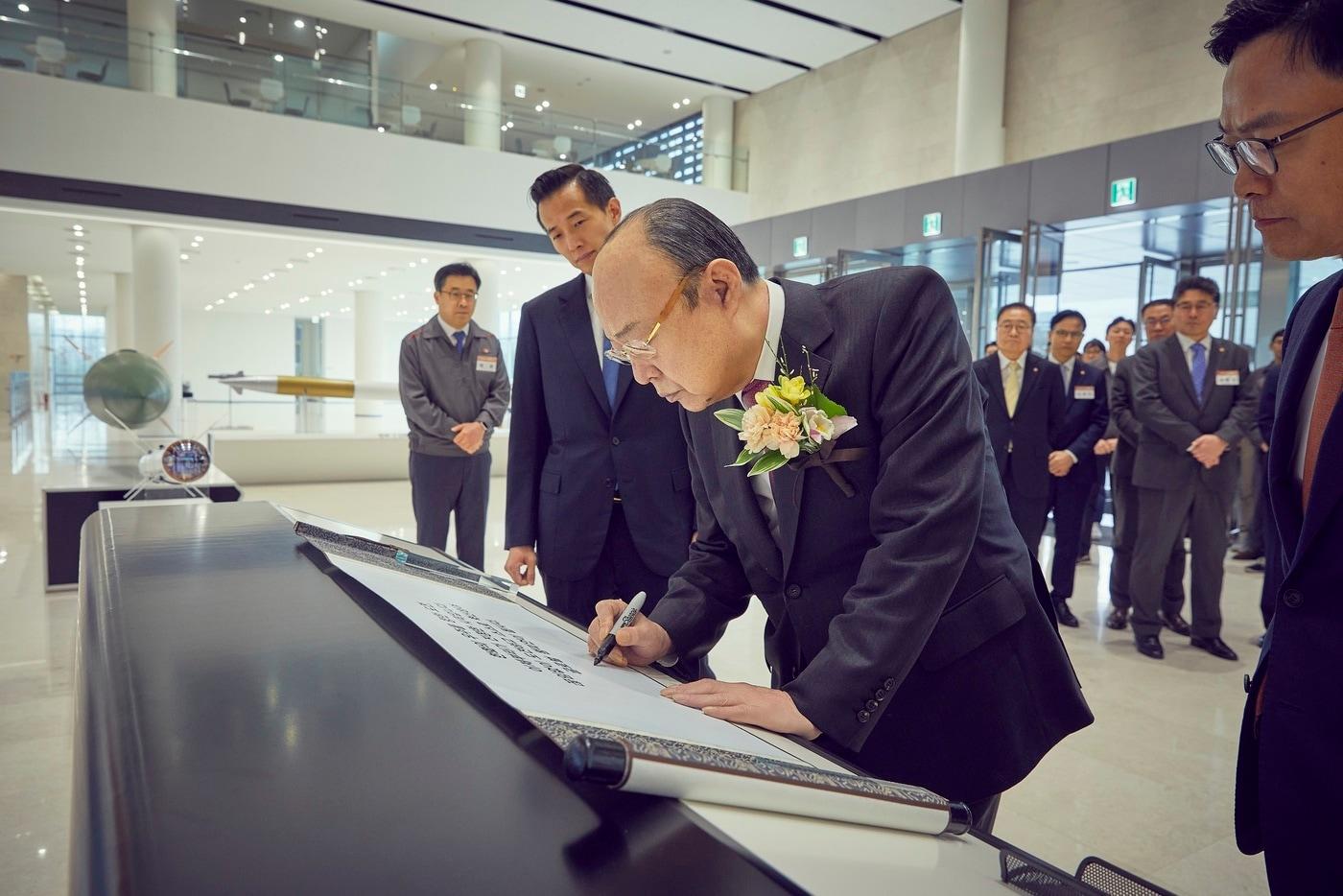 본문 이미지 - 김승연 한화그룹 회장이 지난 3월29일 한화에어로스페이스 대전 R&D 캠퍼스 방문을 기념해 방명록을 작성하고 있다(한화그룹 제공). ⓒ 뉴스1 