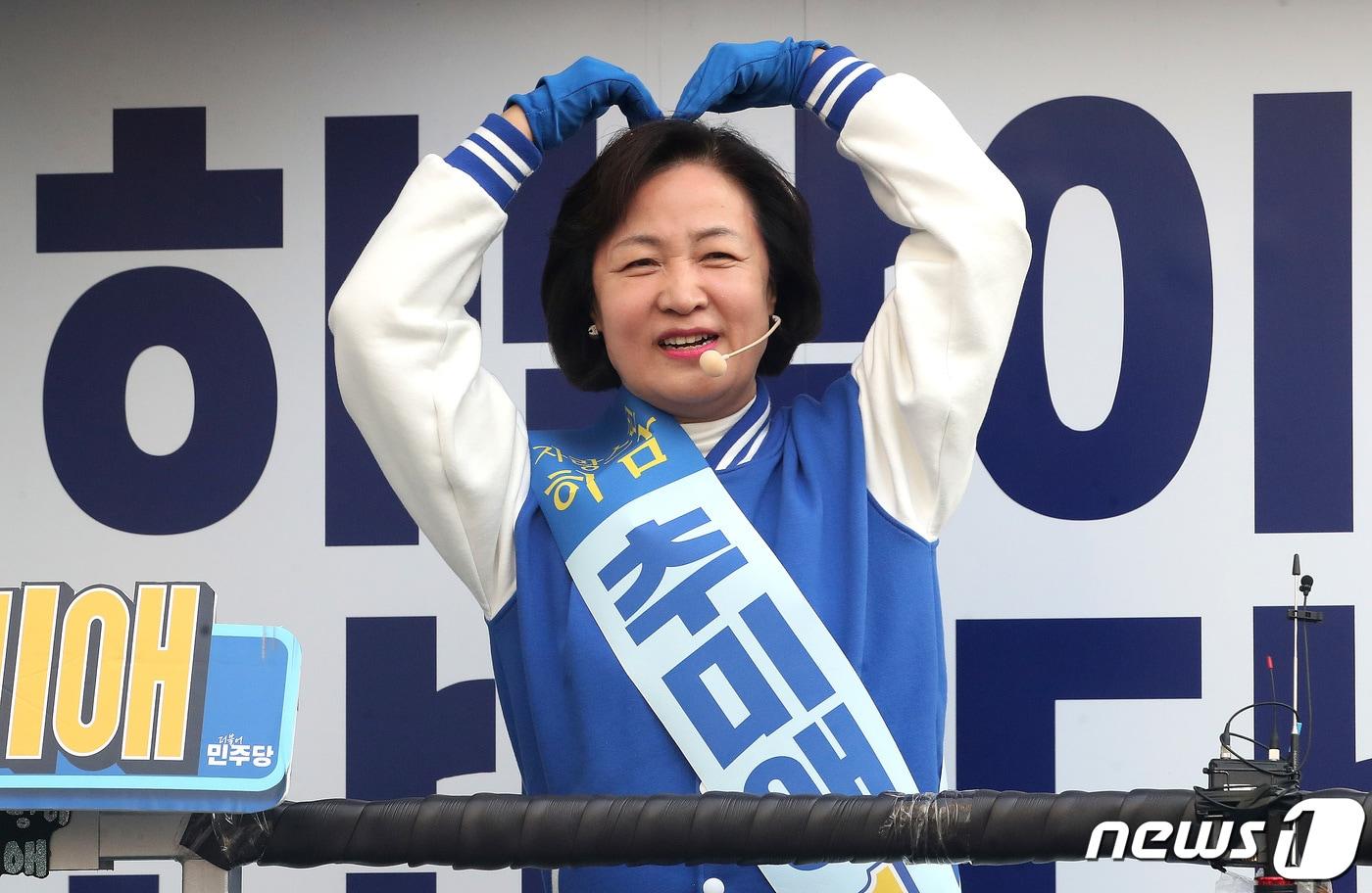 본문 이미지 - 추미애 더불어민주당 경기 하남갑 후보가 7일 오후 경기도 하남시 스타필드시티위례 앞에서 지지를 호소하고 있다. 2024.4.7/뉴스1 ⓒ News1 임세영 기자