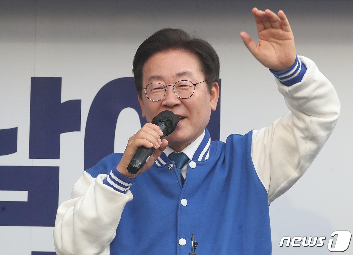 본문 이미지 - 이재명 더불어민주당 대표가 7일 오후 경기도 하남시 스타필드시티위례 앞에서 추미애 경기 하남갑 후보, 김용만 경기 하남을 후보의 지지를 호소하고 있다. 2024.4.7/뉴스1 ⓒ News1 임세영 기자