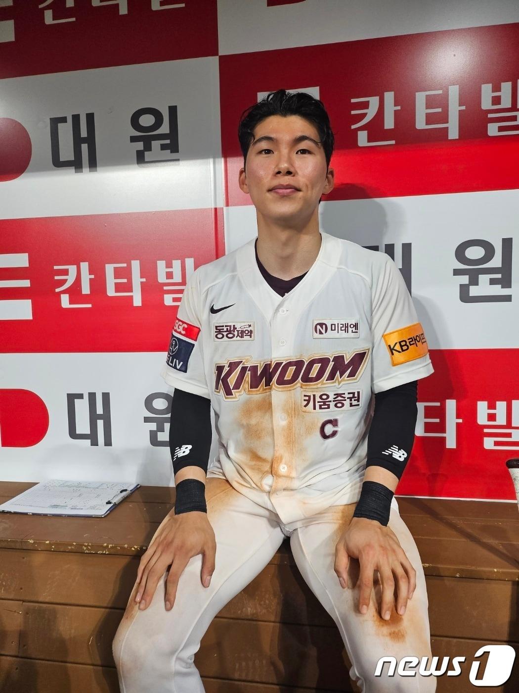 본문 이미지 - 키움 히어로즈 김혜성이 7일 서울 고척 스카이돔에서 열린 한화 이글스와의 경기에서 끝내기 홈런으로 승리를 이끈 뒤 취재진과 인터뷰하고 있다. ⓒ News1