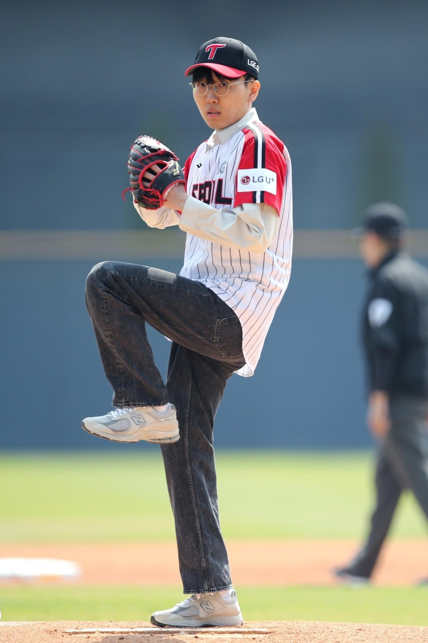 본문 이미지 - 7일 서울 잠실야구장에서 열린 LG 트윈스와 KT 위즈의 프로야구 경기에 시구자로 나선 신진서 9단.(LG 트윈스 제공)