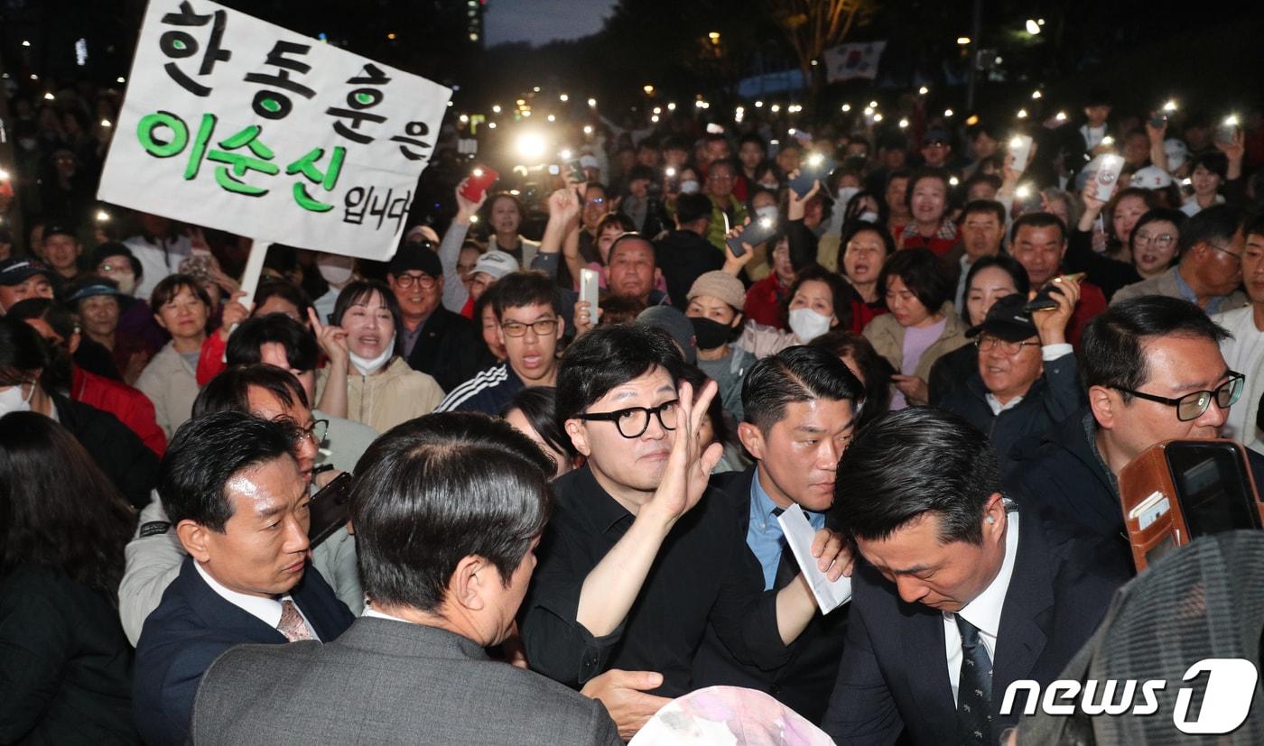 본문 이미지 - 한동훈 국민의힘 총괄선거대책위원장이 7일 충북 청주시 청원구 오창호수공원에서 열린 ‘국민의힘으로 청주살리기’ 지원유세에서 김수민 후보 지지를 호소하며 이동하고 있다. 2024.4.7/뉴스1 ⓒ News1 김용빈 기자