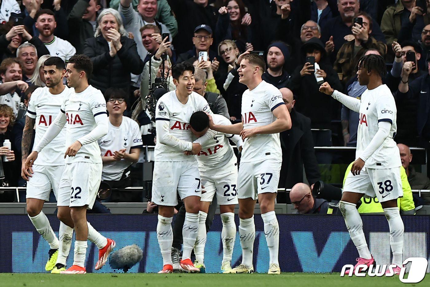 토트넘의 손흥민이 7일(현지시간) 영국 런던의 토트넘 홋스퍼 스타디움에서 열린 EPL 노팅엄 포리스트와 경기서 쐐기 골을 넣은 페드로 포로를 축하하고 있다. 2024. 4. 8 ⓒ AFP=뉴스1 ⓒ News1 우동명 기자