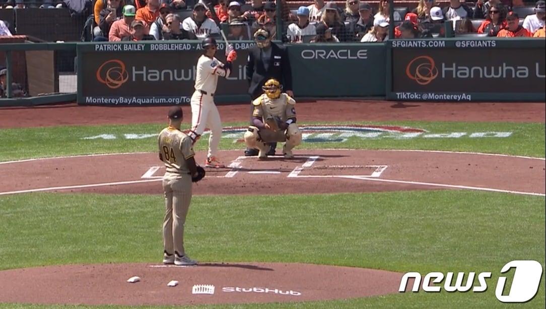 본문 이미지 - 이정후 선수가 지난 5일(금), 한화생명 로고가 보이는 오라클 파크에서 열린 샌디에이고 파드리스와의 경기에서 1회말 타석에 들어서 있다./사진제공=한화생명