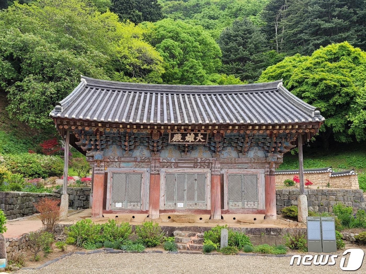 본문 이미지 -  정면에서 바라본 ‘고창 문수사 대웅전’ 처마를 양 옆으로 받치고 있는 '공포' 공법이 특별하다.(고창군 제공)2024.4.8/뉴스1