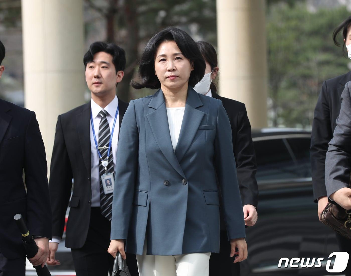 본문 이미지 - ‘공직선거법 위반’ 혐의로 불구속 기소된 더불어민주당 이재명 대표의 배우자 김혜경씨가 8일 오전 경기 수원시 영통구 수원지방법원에서 열린 2차 재판에 출석하고 있다. 2024.4.8/뉴스1 ⓒ News1 김영운 기자